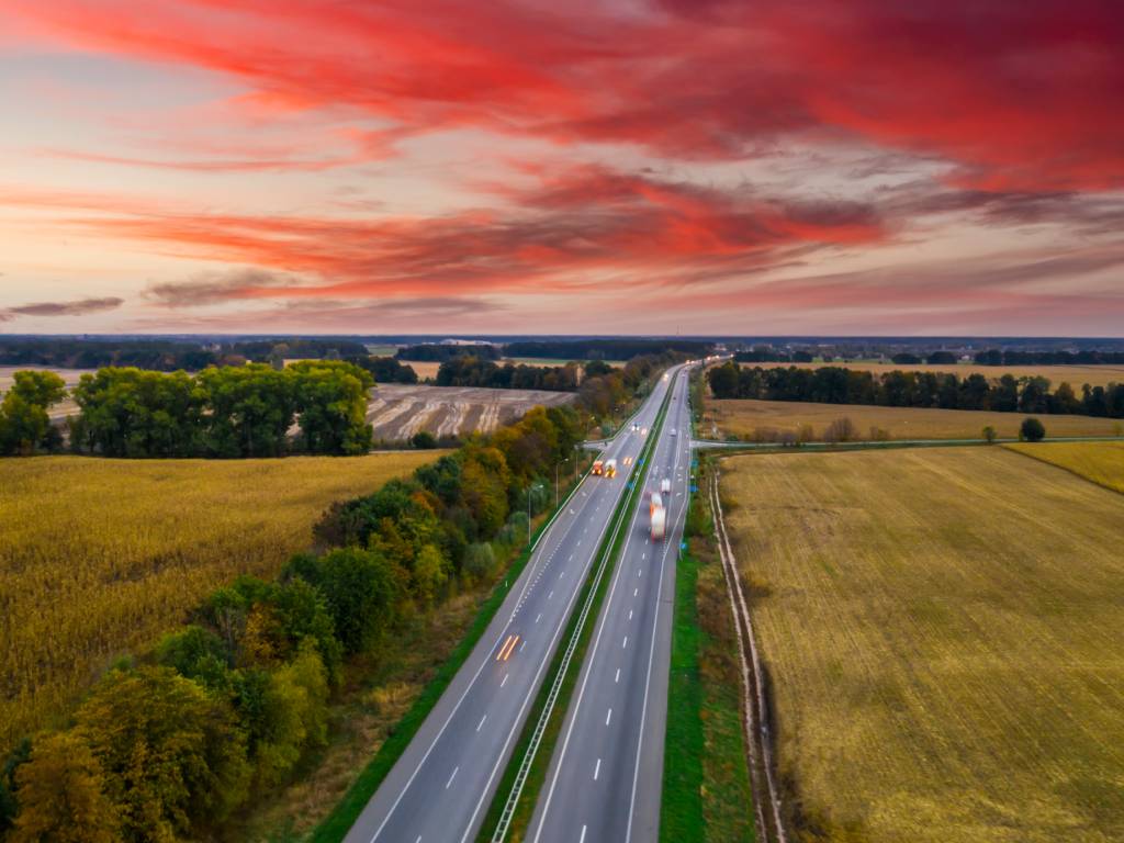 Asfalt na diaľnici z blízka - dvojprúdová cesta
