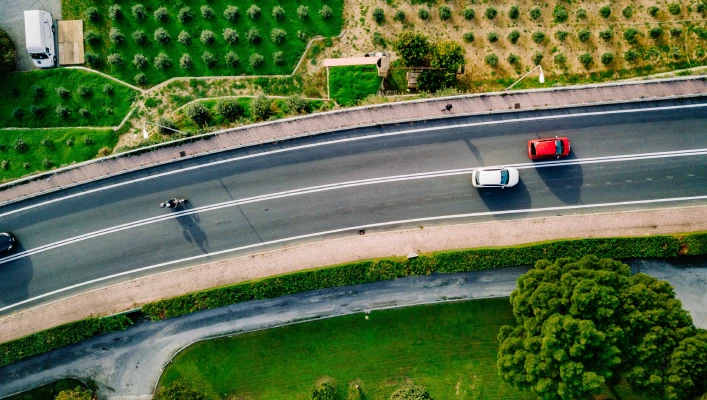 Asfalt na diaľnici z blízka - dvojprúdová cesta